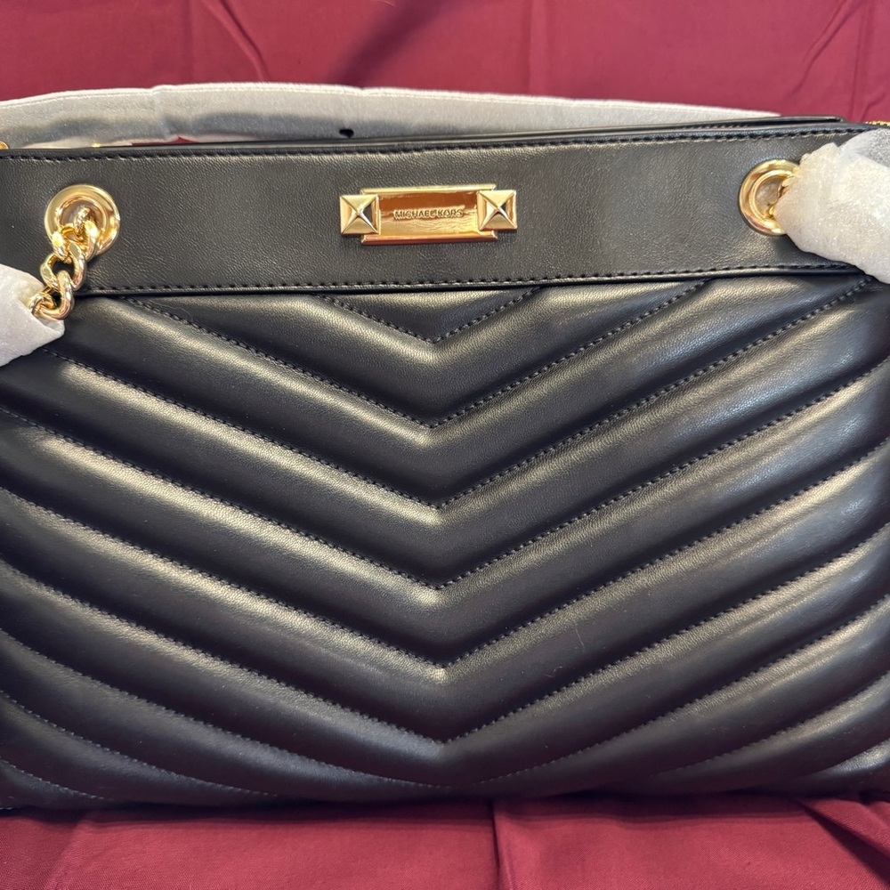 Michael Kors Black Quilted Shoulder Bag with Gold Chain - Picture 5 of 7